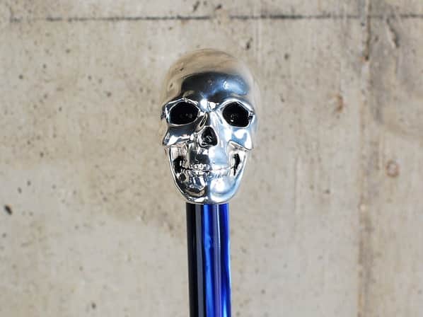 .SKULL HANDLE with STUDS.