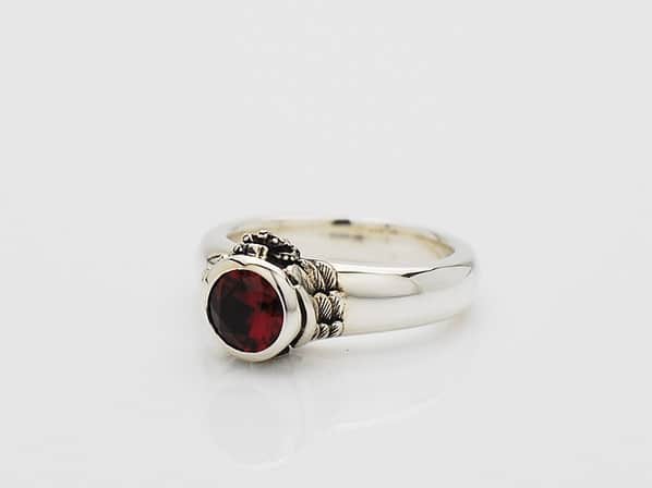 .QUEEN'S FEATHER RING/RED.