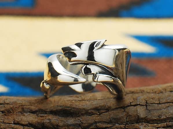 JUMPING WOLF RING