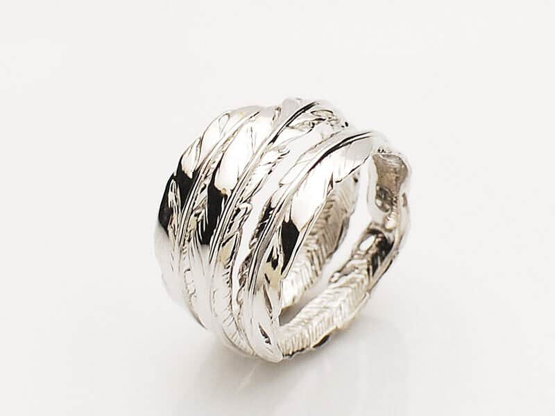 .GLOSSY FEATHER RING.