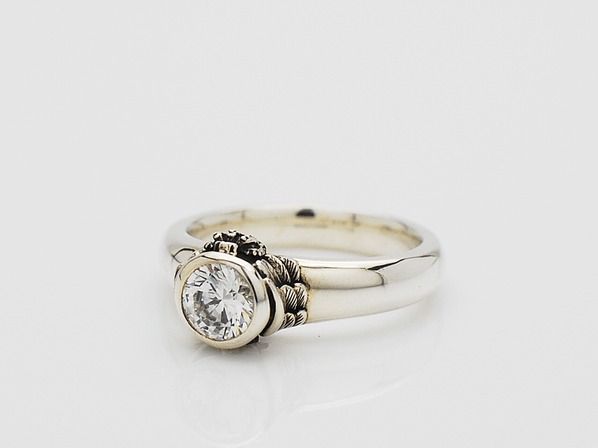 QUEEN'S FEATHER RING/CL
