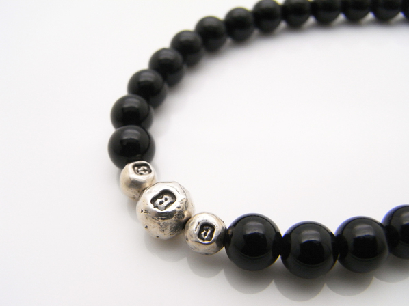 Hallmark beads bracelet/onyx