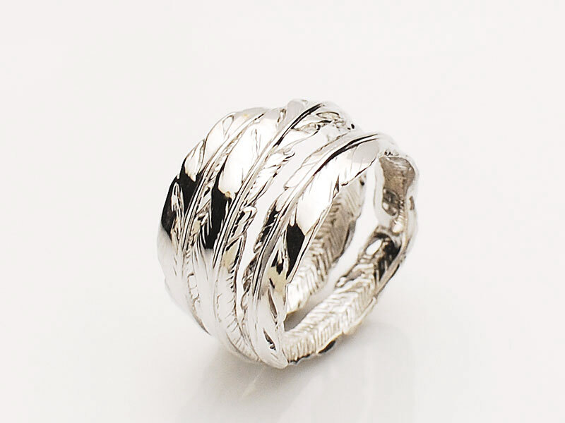 GLOSSY FEATHER RING